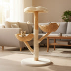 Arbre à chat moderne sur fond de salon de maison avec un chaton