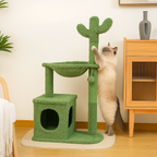 un chat qui joue avec le griffoir d'une arbe à chat cactus dans une maison