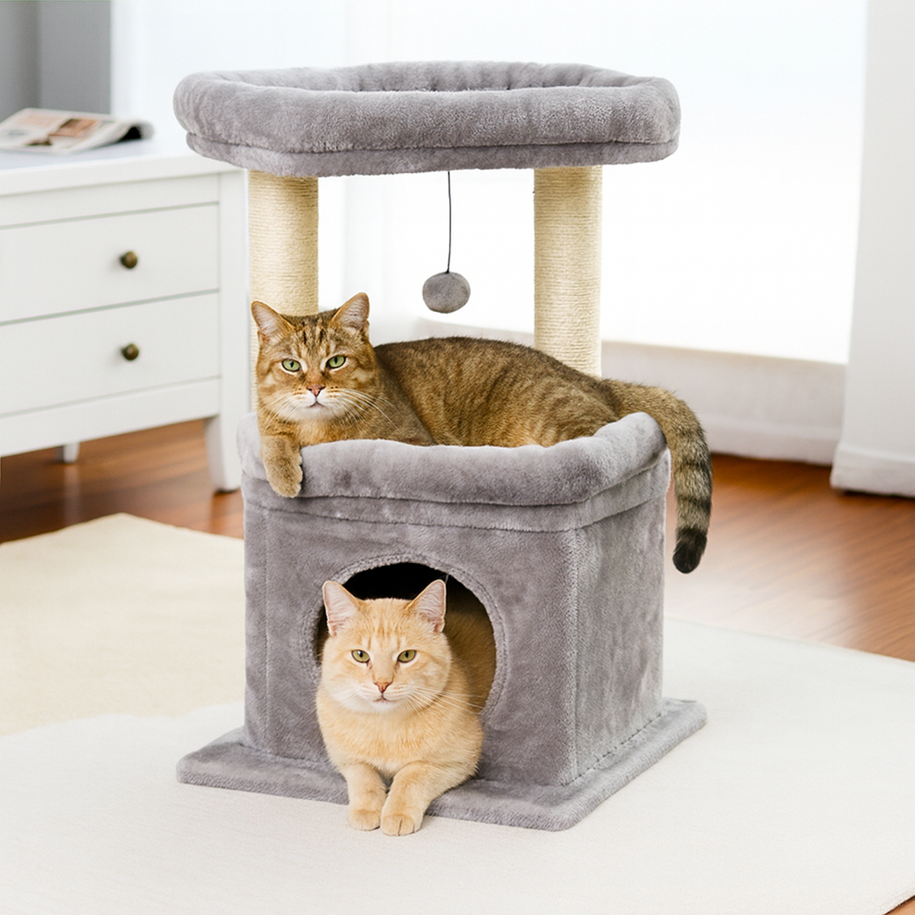 Arbre à chat Tour de couleur grise et beige avec deux chats dans un salon de maison