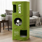 Arbre à chat vert à trois niveaux avec un chat blanc et noir au milieu et dans un salon moderne