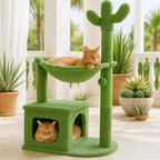 Deux chats roux sur un arbre à chat vert sur une terrasse ensoleillée